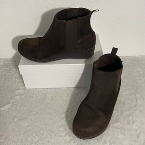 Crocs Leigh Wedge Brown Suede Chelsea Boots Women’s Size 7
